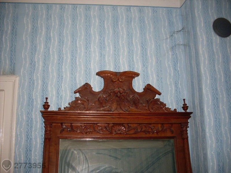 продавам скрин с огледало