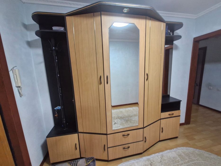 Шкаф в прихожию .