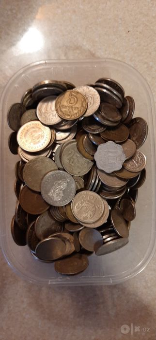 Продаются монеты разного достоинства разных стран