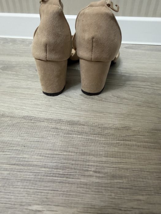 Продам туфли бежевые