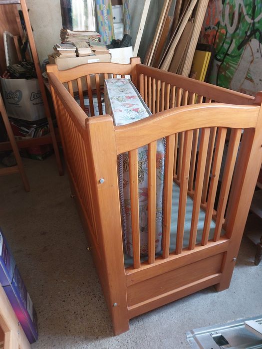 Vând pat bebe lemn masiv