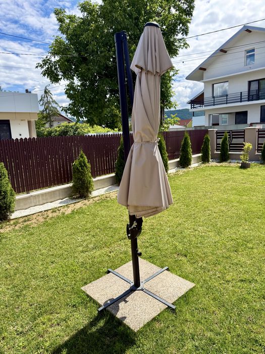 Umbrelă terasă suspendată  Ø 300 cm, ecru + 4 dale beton