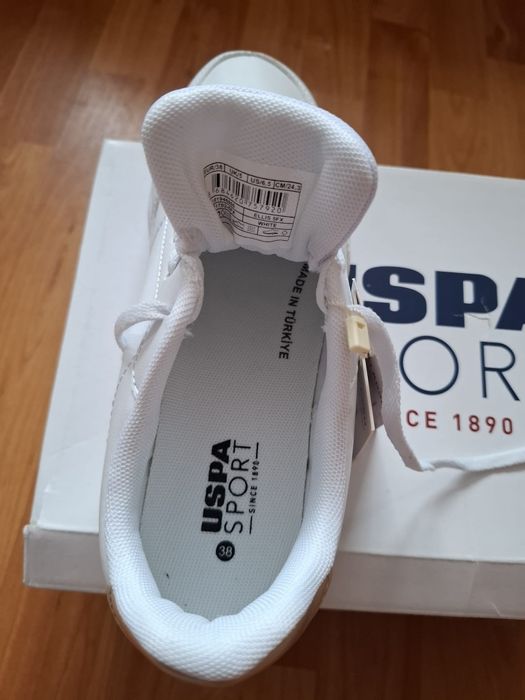 Adidași noi cu eticheta