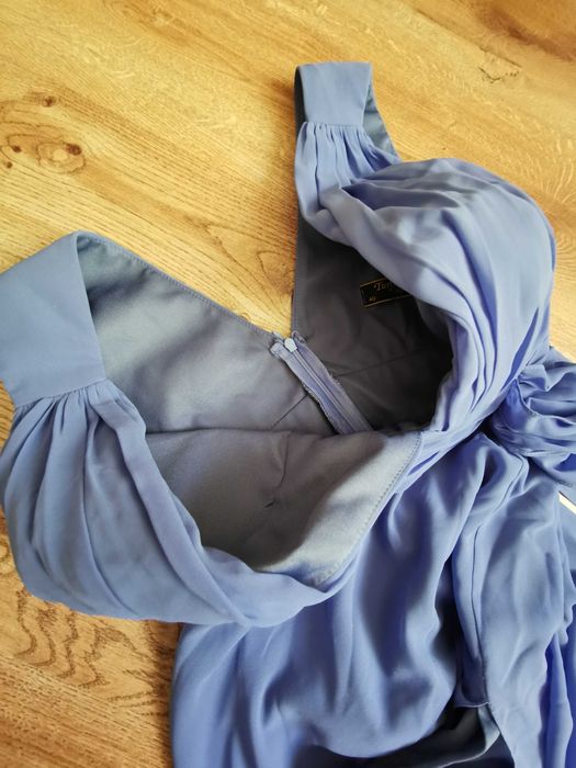 Дълга синя рокля