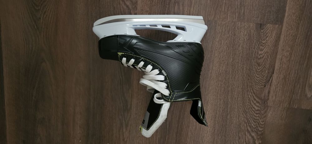 Продам Коньки хоккейные