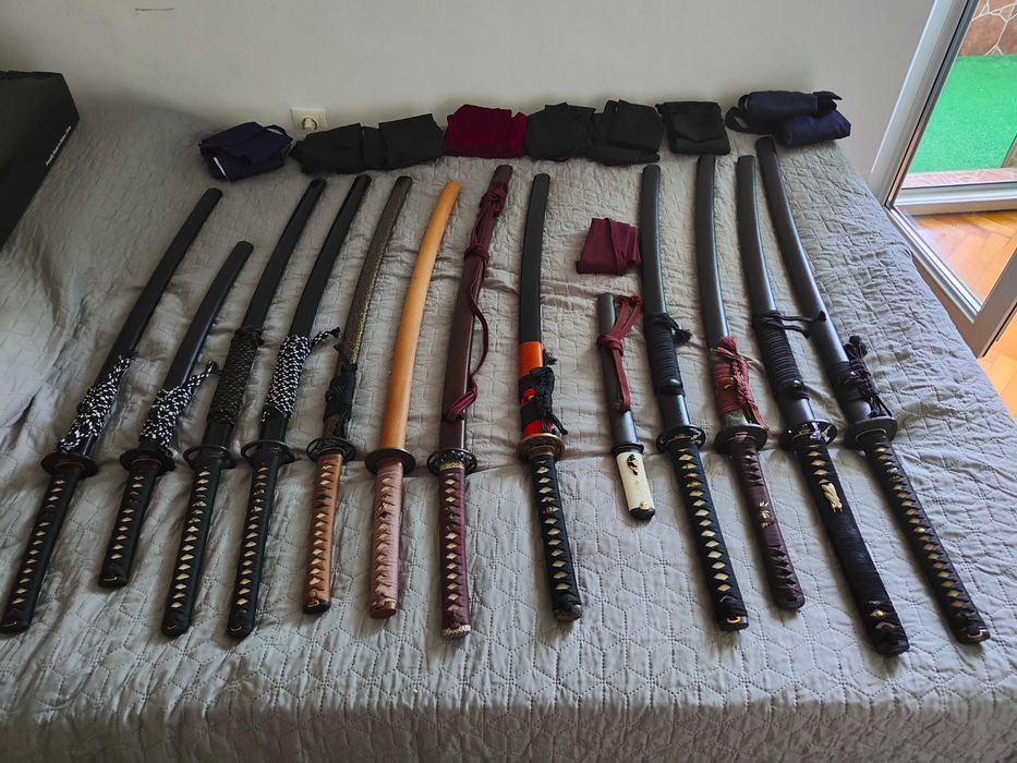 Колекция от различни катана, вакизаши и танто