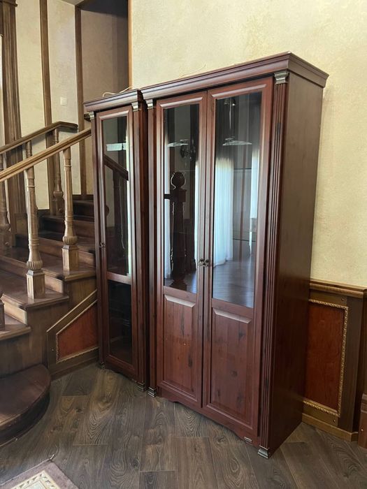 Продаю тумбу с зеркалом, сервант и пенал.