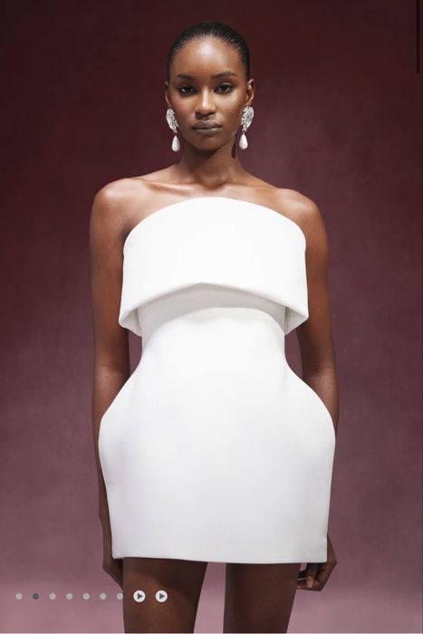 Къса бяла рокля