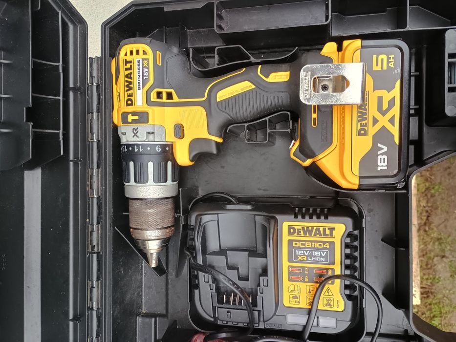 Filetanta dewalt dcd796 set cu 2 baterii, încărcător și cutie
