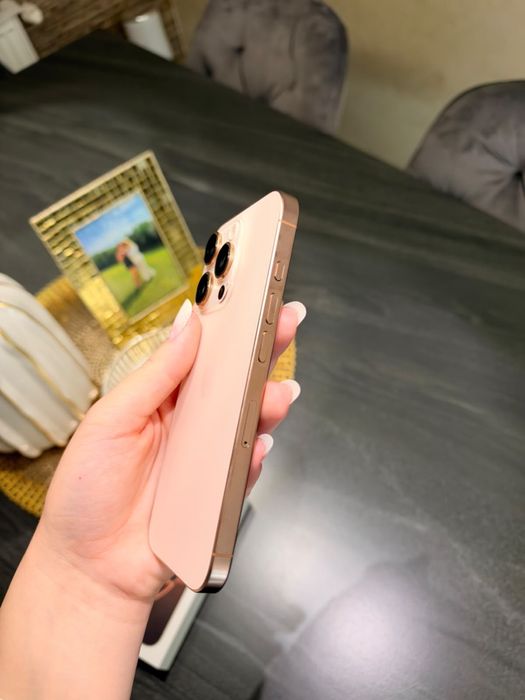 iPhone 16 Pro impecabil, stare premium. Baterie 91%, garanție iunie 2027. Cutie inclusă.