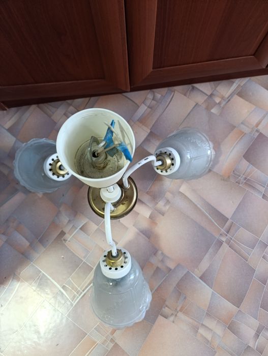 Люстра с тремя плафонами