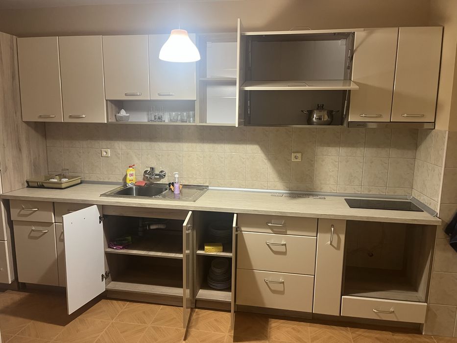 Кухня с плот ,мивка и абсорбатор