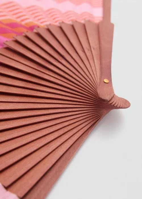 Mango. Испанский деревянный веер