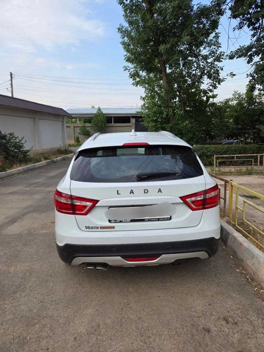 LADA Vesta SW Cross 2021 г.в., вариатор, пробег 7400 км, белая.