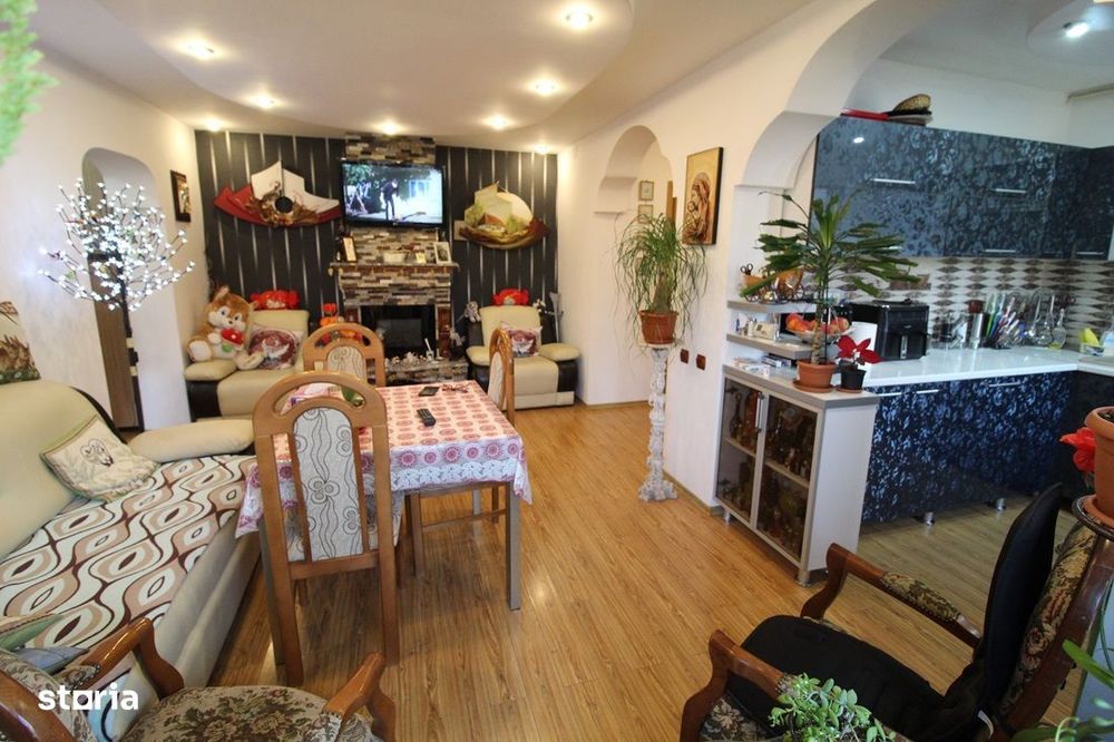 Vând apartament 2 camere în Hunedoara, zona Micro4-Stadion, 46mp
