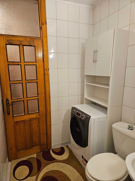 Închiriez garsoniera transformata in 2 camere , zona Sărari, lângă Liceul Henri Coandă!