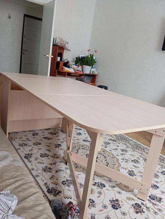 Продам стол книжку.