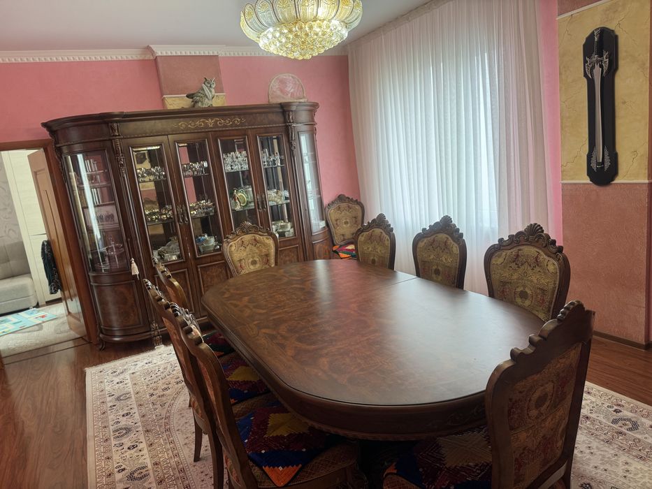 Сервант , комод, стол 2/3 метра и 12 стульев