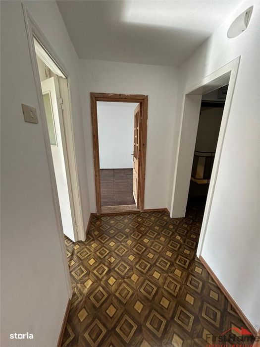 Apartament cu 2 camere de vanzare, etaj 4, zona Sud — fotografia 3