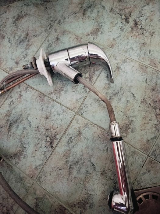 Смесител стоящ Видима с изтеглящ се душ 40 лева