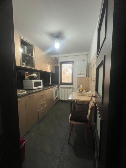 Apartament cu 3 camere , zona Crișan