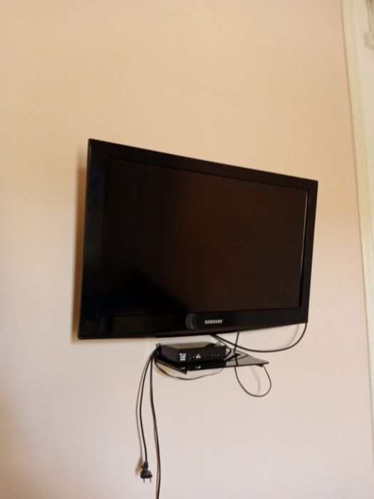 Bu televizor ideal xolatta tunelcha va devorga qotiradigan ham berilad