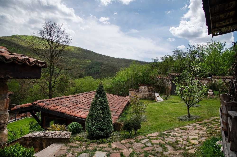 Продава хубав имот на 35 км. от София в с. Макоцево