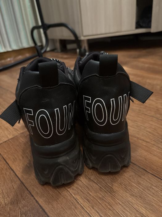 Кросовки на высокой подошве