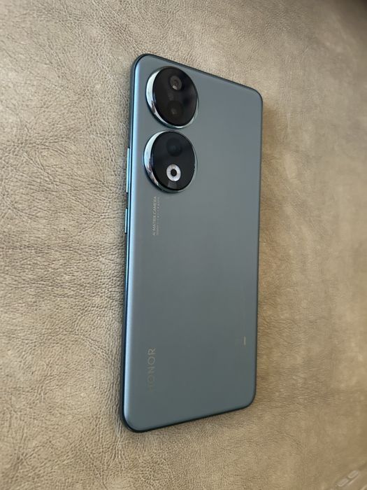 Honor 90 12/512gb srochna sotiladi