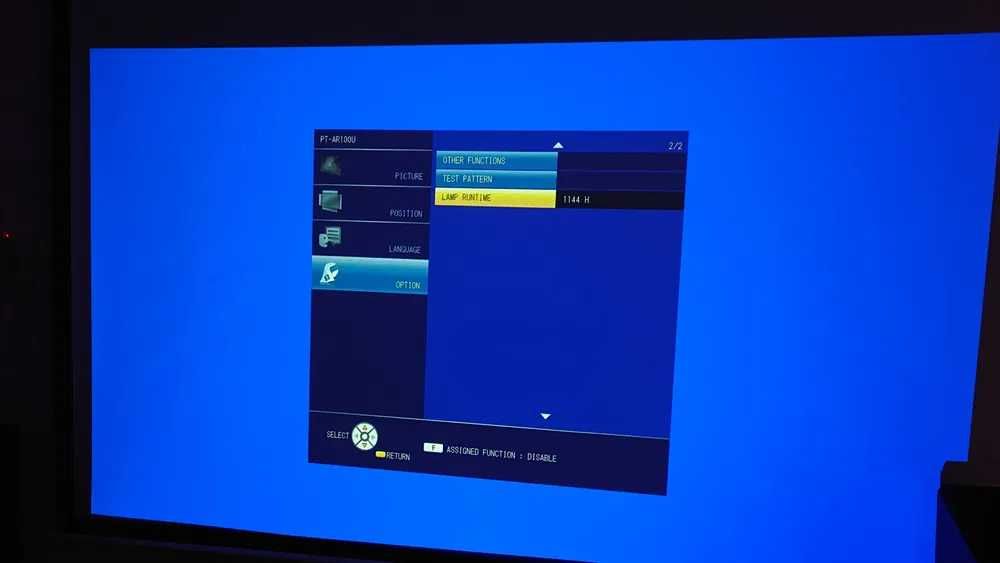 Videoproiector Panasonic PT-AR100, impecabil