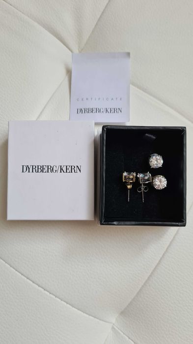 Новые серьги и две пары гвоздиков