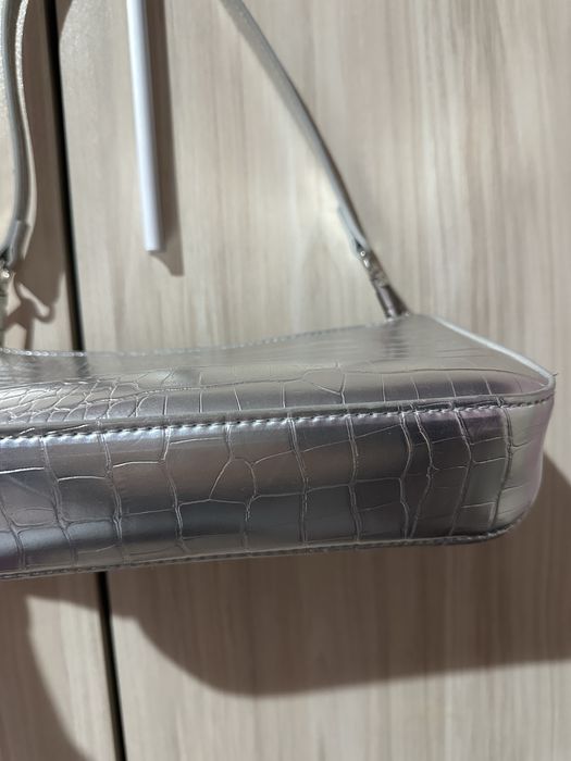 Малка сребриста чанта