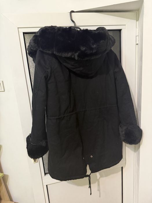 Парка черна с черен пух