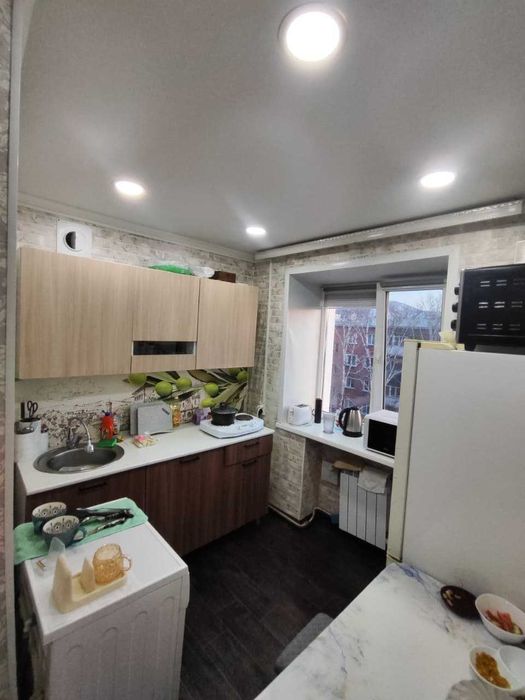 Продам  2х комнатную  Космонавтов 4