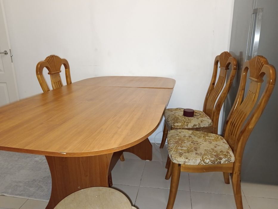 Кухонный стол со стульями