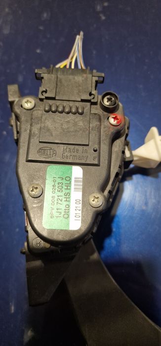 Потенциометър/ педал на газта Golf 4 Audi A3 S3 8L Seat  1j1 721 503 j