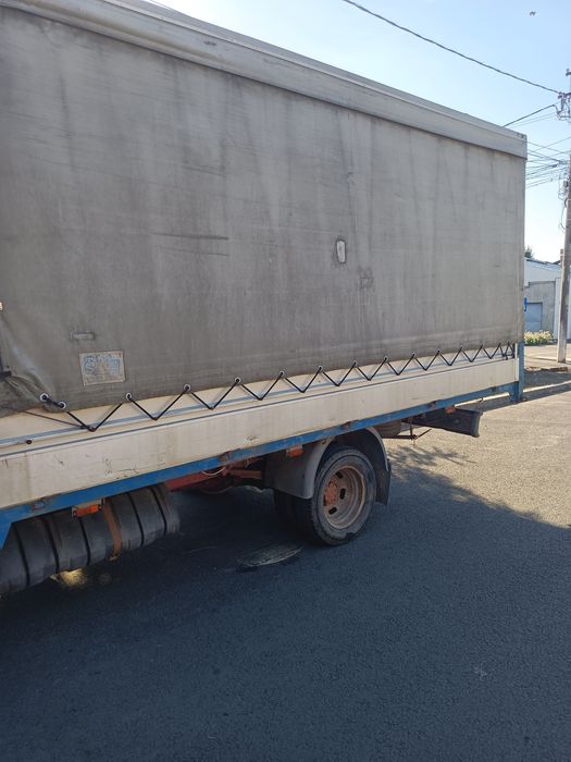 Camionetă cu prelată