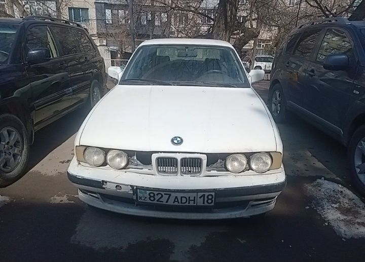 Продам машину бмв 520