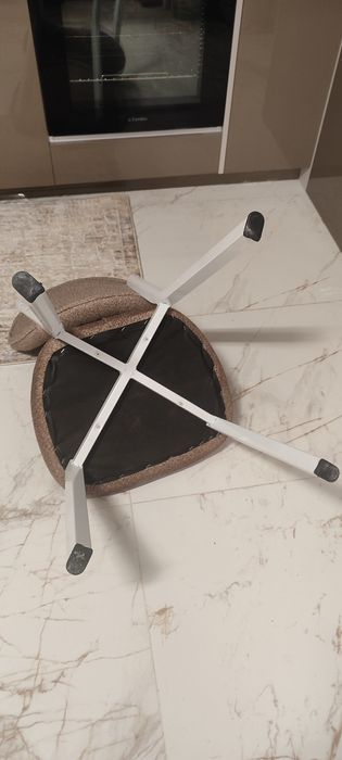 Продавам 4 броя стола