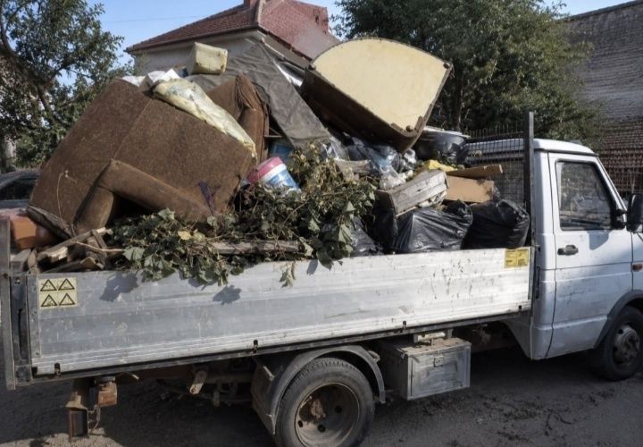 Debarasam mobilier vechi deseuri obiecte diverse haine asiguram manipularea