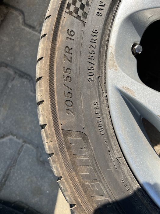 Джанти Ford с гуми Michelin