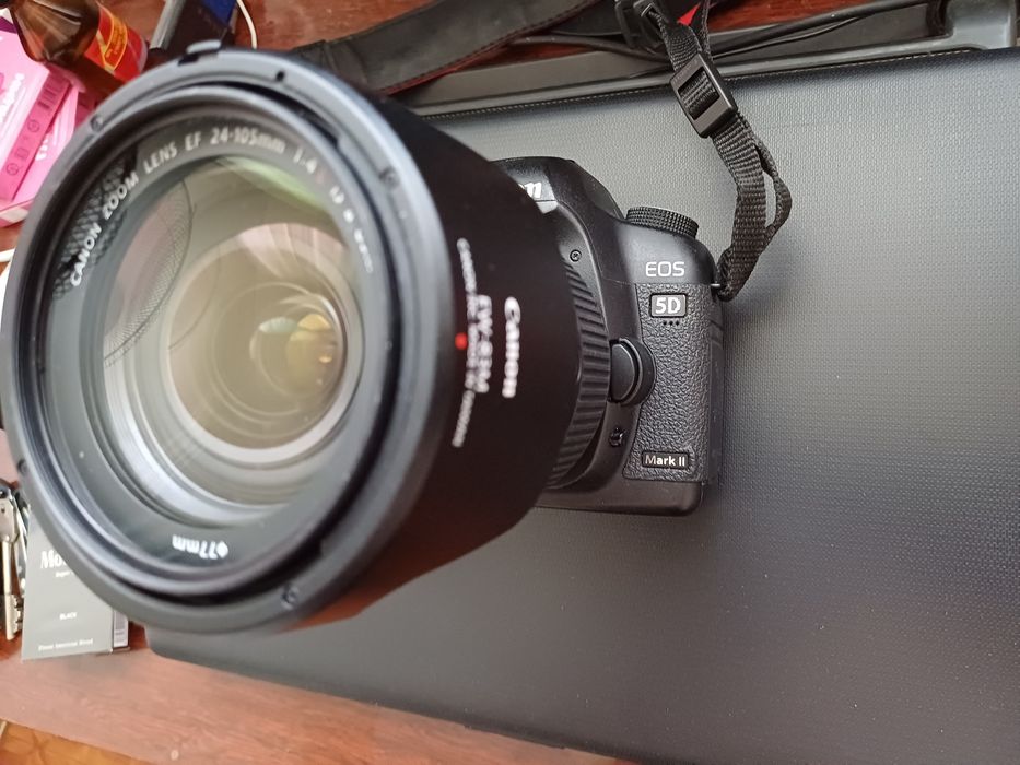 Canon 5D mark2 с двумя объективами.