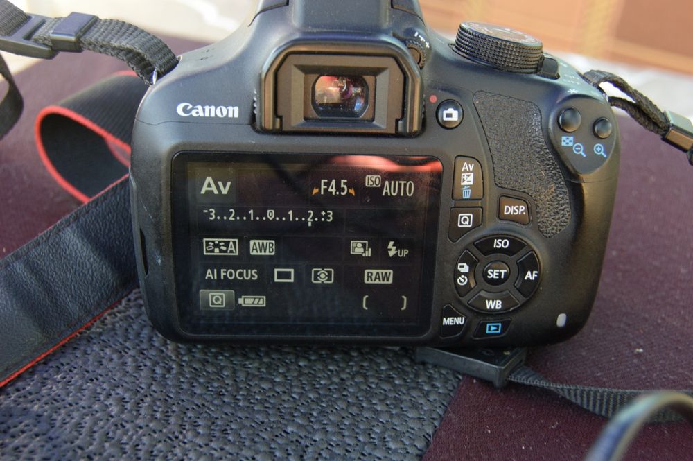 Kit DSLR Canon 1200D + Obiectiv 18-55mm Macro, stare impecabilă ca nou
