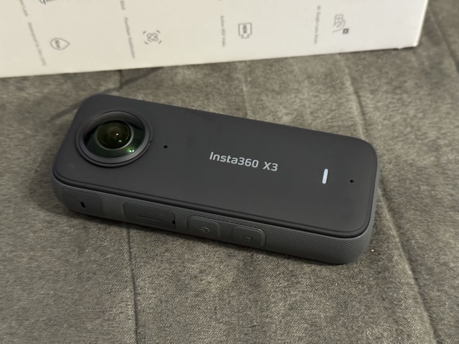 Insta360 X3 cu accesorile din pachet si o husa extra