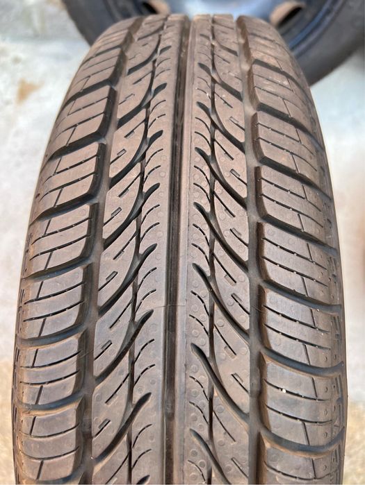 Железни джанти със зимни гуми и тазове