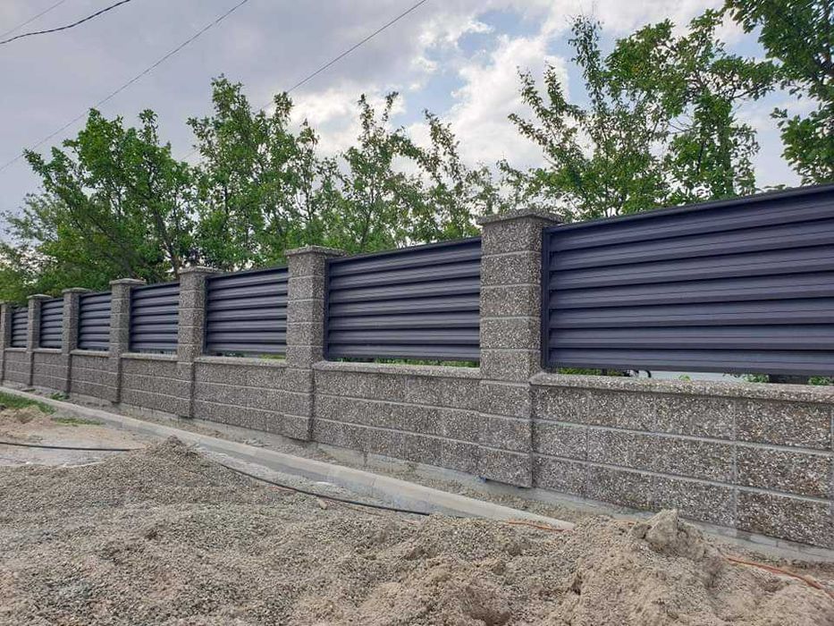 Garduri din panouri stil jaluzele, sipca metalica, tabla, plasa si BCA