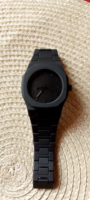 Кварцевые наручные часы.