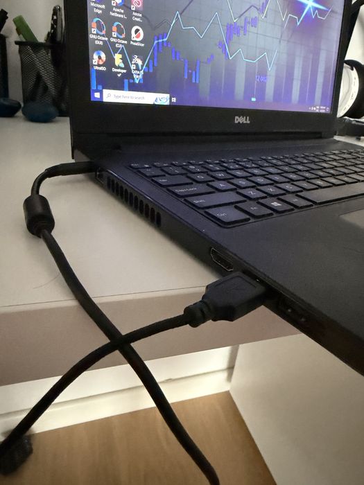 Vând laptop Dell Inspiron 15 (2017), funcțional, preț mic.