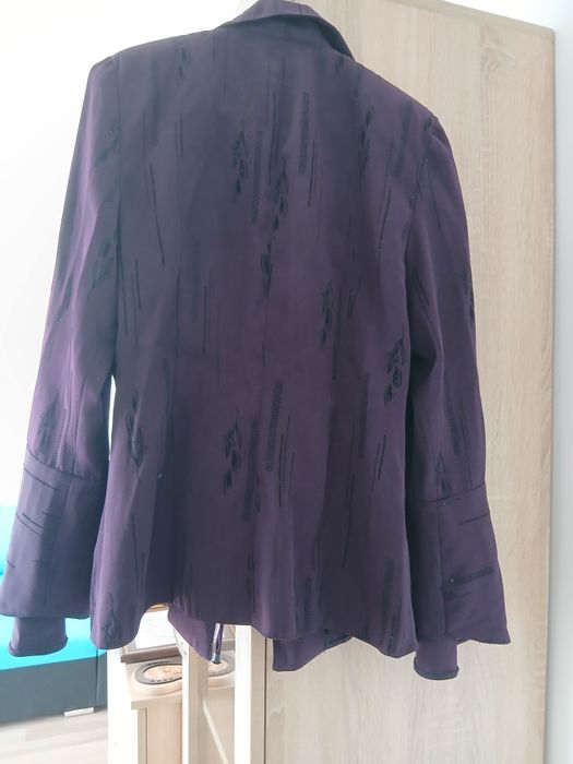 Vând costum pentru damă