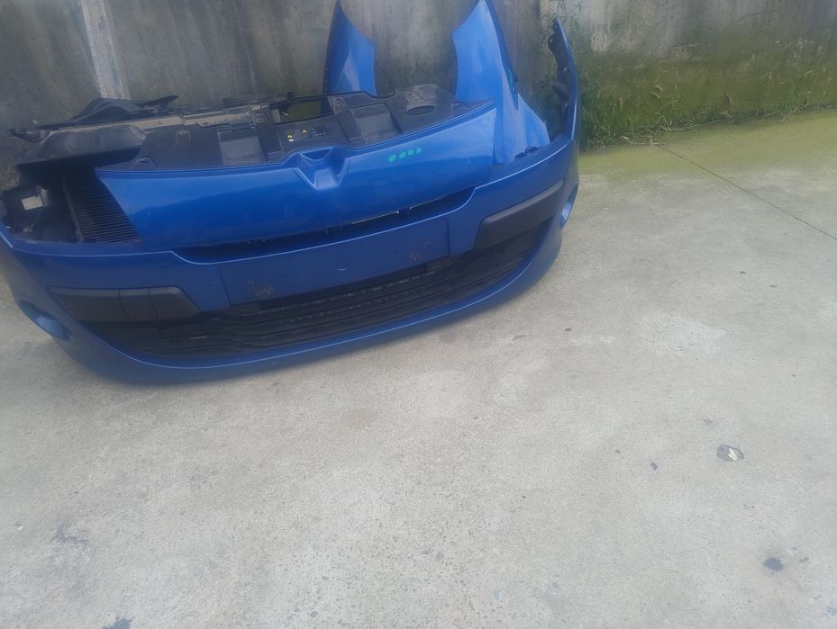 Aripi față Megan 3